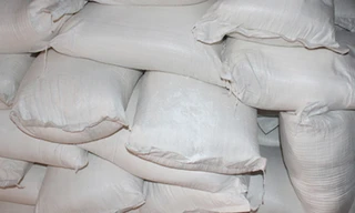 Hàng chục bao bì chứa bột chiên giòn do Trung Quốc sản xuất bị phát hiện tại cơ sở của Cty Hưng Thịnh