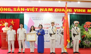 Ban lãnh đạo Báo Hải Quan vinh dự đón nhận Huân chương Lao động hạng Nhất do Thứ trưởng Bộ Tài chính Vũ Thị Mai thừa ủy quyền trao tặng cho báo