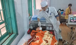 Bác sĩ đang thăm khám cho nạn nhân Nguyễn Vũ Thị Linh. Ảnh: Tuấn Nguyễn