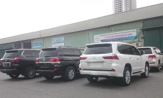 Ô tô nhập khẩu tại Chi cục Hải quan cửa khẩu Bắc Hà Nội. Ảnh: Tuấn Nguyễn