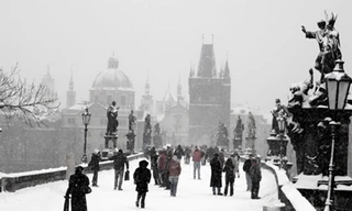 Cầu Charles ở Prague chìm trong tuyết dày