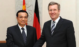 Phó Thủ tướng Trung Quốc Lý Khắc Cường (trái) gặp Tổng thống Đức Christian Wulff hồi tháng 1-2011 (Hôm qua, các nghị sĩ Đức bầu cựu mục sư Joachim Gauck 72 tuổi làm tổng thống nước này) Ảnh: Xinhua