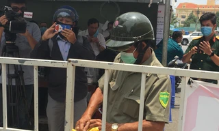 Dỡ bỏ phong tỏa khu dân cư nơi có vợ chồng bác sĩ mắc COVID-19 