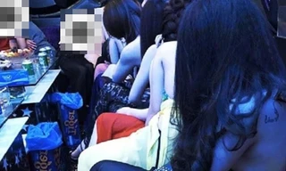 Tiếp viên nữ thoát y nhảy múa với khách trong quán karaoke ở Biên Hòa