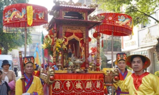 Hàng nghìn người đến lễ hội chùa Ông 