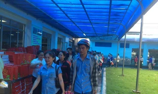 Công nhân tại 1 doanh nghiệp FDI nhận quà năm mới