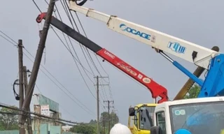 Xe tải tông gãy trụ điện trung thế, gần 1.000 hộ dân ở Đồng Nai bị cắt điện