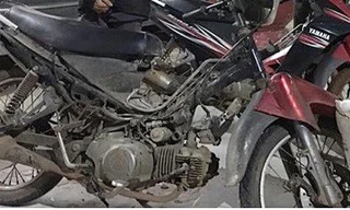 2 thiếu niên trang bị dao, roi điện chặn cướp người đi đường