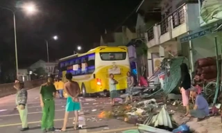 Cảnh tan hoang vụ xe khách tông 9 nhà dân lúc nửa đêm, hàng chục người hoảng loạn
