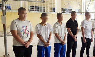 Công an nổ súng trấn áp băng nhóm trang bị hàng ‘nóng’, đập phá xe công vụ 