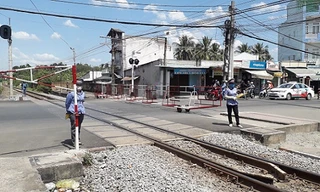 Nhân viên gác chắn kể lại giây phút cứu cụ bà trước đầu tàu hỏa