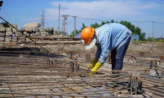 Công nhân làm việc xuyên Tết trên các đại công trường ở Đồng Nai