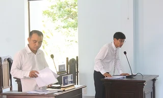 Hai anh em ruột là ông Đức và ông Hiếu (phải) trong phiên toà ở Bình Thuận