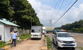 Truy tố nhóm đối tượng môi giới bảo kê cho xe vi phạm qua Trạm CSGT Suối Tre
