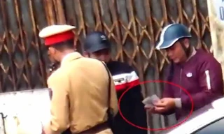 Thanh niên 19 tuổi giả cảnh sát giao thông ra đường 'mãi lộ'