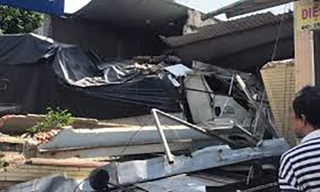  Xe tải đâm sập 2 ngôi nhà, 2 người tử vong