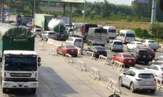 Dòng xe ùn ùn trở về từ Vũng Tàu, BOT Quốc lộ 51 xả trạm 