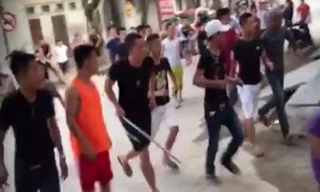 Nhóm 10 đối tượng mang hung khí truy sát 2 thanh niên giữa phố