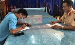 Nằm trên yên điều khiển xe máy, thanh niên bị phạt 7 triệu đồng