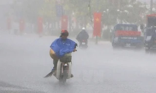 Mưa trắng trời ở Biên Hòa, nước ngập trôi cả xe máy