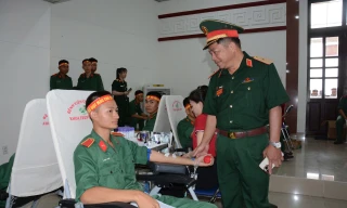 Cán bộ, đoàn viên thanh niên Trường Sĩ quan Lục quân 2 hiến máu tình nguyện