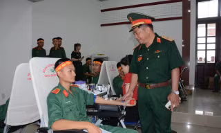 Cán bộ, đoàn viên thanh niên Trường Sĩ quan Lục quân 2 hiến máu tình nguyện