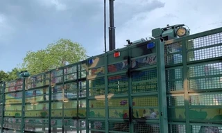 Cặp xe 'khủng' đa năng dựng hàng rào thép trong chốc lát