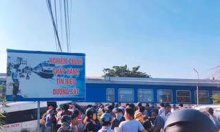 Ô tô băng qua đường sắt bị tàu hỏa húc văng, 4 người trọng thương