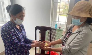 Nhân viên lao công trả lại túi vàng trên 300 triệu đồng cho người đánh rơi