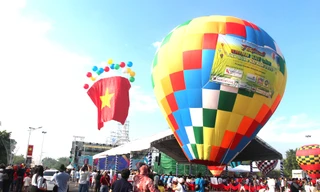 Hàng ngàn du khách 'check-in' tại Festival khinh khí cầu lớn nhất từ trước đến nay