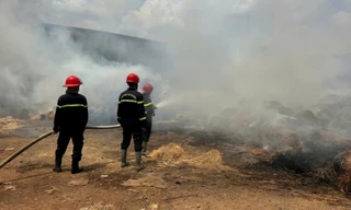  Kho rơm lớn bất ngờ bốc cháy, khói mù mịt trên quốc lộ 1