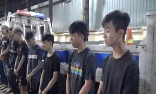 Tạm giữ nhóm quái xế 'làm xiếc' trên đường để quay clip đăng mạng xã hội