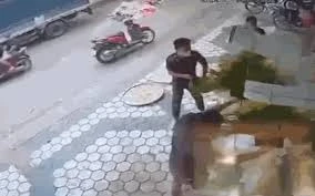 Côn đồ tạt mắm tôm, đâm người giữa chợ