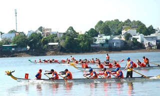 Lật thuyền đua chở 12 người trên sông Đồng Nai 