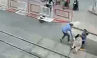 Hai nữ nhân viên gác chắn cứu cụ bà trước đầu tàu hỏa