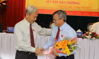 Bí thư Tỉnh ủy Đồng Nai tặng hoa chúc mừng Tân Chủ tịch UBND tỉnh Đồng Nai cao Tiến Dũng (bên phải)