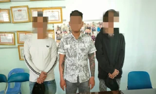 Tạm giữ nhóm thanh niên mang nhiều súng đạn, công cụ hỗ trợ đi bát phố