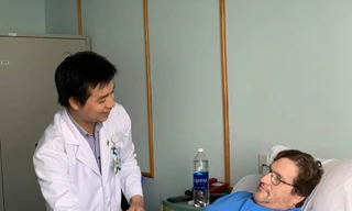 Lấy cây tăm nhọn ‘đi lạc’ từ ổ bụng xuống tận bẹn cho bệnh nhân người Mỹ