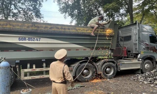 Khởi tố nhóm đối tượng 'cò' bao xe quá tải qua trạm CSGT Suối Tre