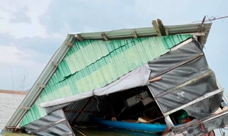Lốc xoáy, nhiều hộ dân ở Đồng Nai bị tốc mái nhà, chìm bè cá