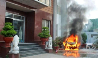 Chiếc xe bốc cháy trong khuôn viên khách sạn- ảnh Đức Minh