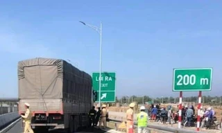 Tài xế tông vào CSGT rồi tháo chạy trên cao tốc Vĩnh Hảo - Phan Thiết