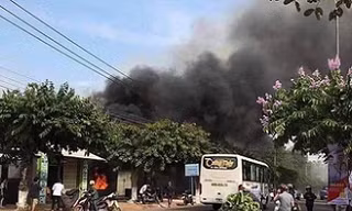 Nhà hàng cháy lớn, khói bốc ngút trời.