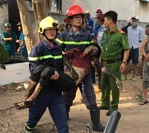 Một trong những nạn nhân được lực lượng cứu hộ đưa ra ngoài