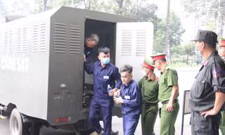 Khai mạc phiên tòa xét xử 74 bị cáo trong vụ buôn lậu gần 200 triệu lít xăng