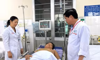Mang súng bắn bạn nhậu nhập viện 