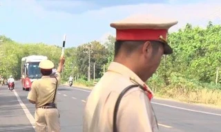 CSGT Đồng Nai tố sếp 'can thiệp xử lý xe vi phạm': Tạm đình chỉ 2 trung tá