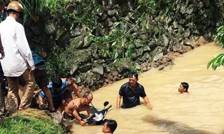 Lũ cuốn trôi một người dân ngay trên phố trong đêm