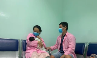 Cứu kịp thời em bé bị 'đẻ rơi' trong nhà vệ sinh