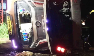 Lật xe khách ở Đồng Nai, 19 người thương vong